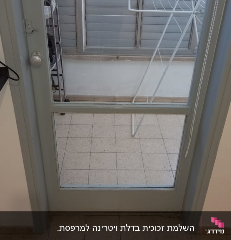 דלת זכוכית עם מסגרת מתכת אפורה
